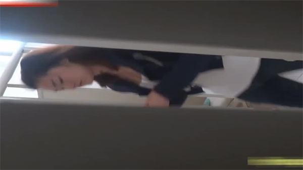 外网疯传！国内某高校女厕偷拍高清流出，清纯校花如厕被拍到全身颤抖